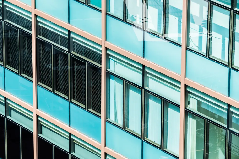 Zastosowanie okien PCV w budynkach komercyjnych.
