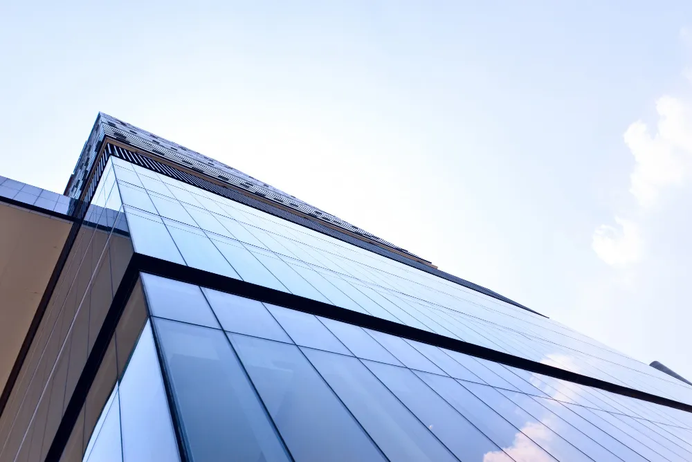 Montaż okien PCV w budynkach o wysokiej energooszczędności.