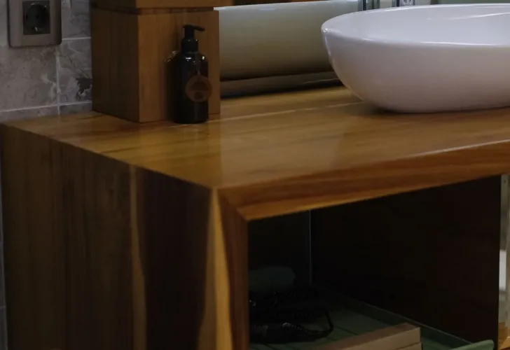 W jaki sposób jasne meble łazienkowe optycznie powiększają wnętrze?