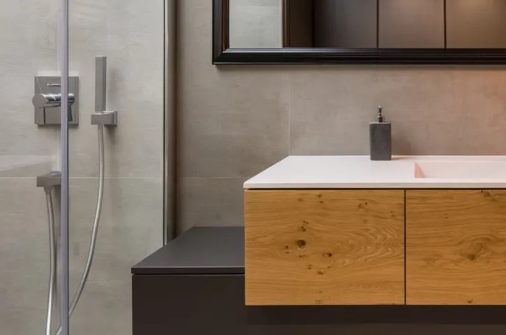 Jak meble łazienkowe z lustrami wpływają na odbiór przestrzeni